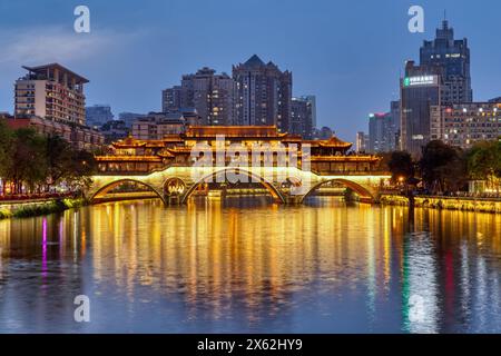 Chengdu Anshun Brücke über den Fluss Jin mit Pagode bei Nacht in Chengdu, China Stockfoto