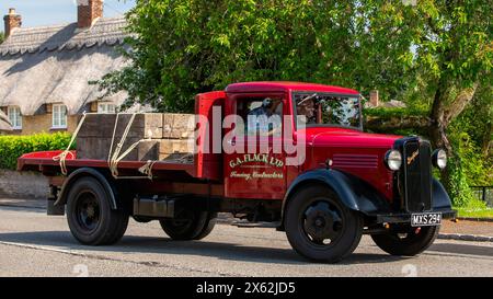 Milton Keynes, UK - 5. Mai 2024: 1939 klassischer Bedford-Lkw auf einer britischen Straße Stockfoto