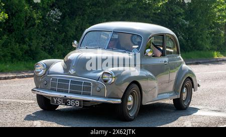 Milton Keynes, Großbritannien - 5. Mai 2024:1951 Morris Oldtimer fährt auf einer britischen Straße Stockfoto