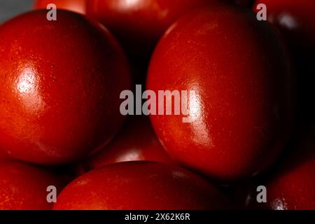 Griechische Ostereier, natürlich mit Zwiebelschalen gefärbt, über dem Schuss. Stockfoto