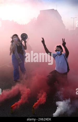 London, Großbritannien. Mai 2024. Die Demonstranten singen Slogans durch ein Megaphon und heben ihre Hände in Friedensgrüßen, während sie die Waterloo Bridge schließen, indem sie mehrere Rauchfackeln loslassen. In der Londoner Waterloo-Gegend wurde ein propalästinensischer Protest abgehalten, bei dem Demonstranten die Waterloo Bridge für eine gewisse Zeit geschlossen hatten. Die Demonstration wurde von der Youth Demand organisiert und von Gesundheitspersonal für Palästina unterstützt. Sie fordern ein Waffenembargo mit Israel und die Einstellung der Bombardierung Rafahs. Israel verfolgt den Gazastreifen über sechs Monate seit Kriegsbeginn weiter. (Kreditbild: © Stockfoto