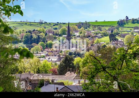 Blick vom Monsal Trail über den Peak District Derbyshire Stadt Bakewell mit Hütten und All Saints Kirche Stockfoto