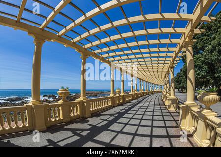 Pergola da Nevogilde oder Pergola da Foz, eine Pergola mit Balustrade, die 1930 von A. E. Baganha erbaut wurde und sich zwischen Praia da Luz und den Gärten von Aven befindet Stockfoto