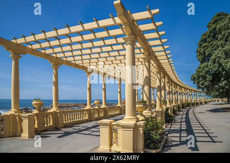 Pergola da Nevogilde oder Pergola da Foz, eine Pergola mit Balustrade, die 1930 von A. E. Baganha erbaut wurde und sich zwischen Praia da Luz und den Gärten von Aven befindet Stockfoto