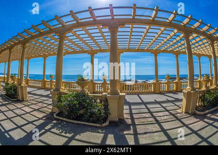 Pergola da Nevogilde oder Pergola da Foz, eine Pergola mit Balustrade, die 1930 von A. E. Baganha erbaut wurde und sich zwischen Praia da Luz und den Gärten von Aven befindet Stockfoto