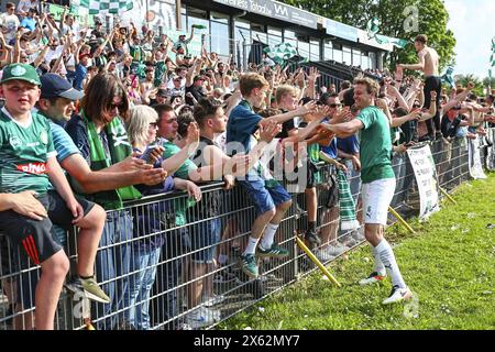Deinze, Belgien. Mai 2024. Lommel's Glenn Neven feiert nach einem Fußballspiel zwischen KMSK Deinze und Lommel SK am Sonntag, den 12. Mai 2024 in Deinze, dem zweiten Halbfinale für den Aufstieg am Ende der zweiten Liga der Challenger Pro League 2023-2024. BELGA FOTO DAVID PINTENS Credit: Belga News Agency/Alamy Live News Stockfoto