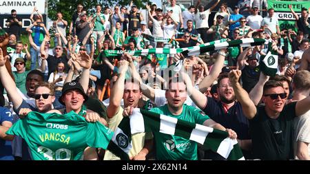 Deinze, Belgien. Mai 2024. Die Fans von Lommel feiern nach dem Sieg eines Fußballspiels zwischen KMSK Deinze und Lommel SK am Sonntag, den 12. Mai 2024 in Deinze, die zweite Etappe des Halbfinales für den Aufstieg am Ende der zweiten Liga der Challenger Pro League 2023-2024. BELGA FOTO DAVID PINTENS Credit: Belga News Agency/Alamy Live News Stockfoto