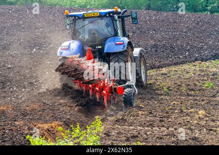 Ein Landwirt pflügt ein Feld, bevor er eine neue Ernte von Labyrinth in der Landschaft von Cheshire anbaut Stockfoto