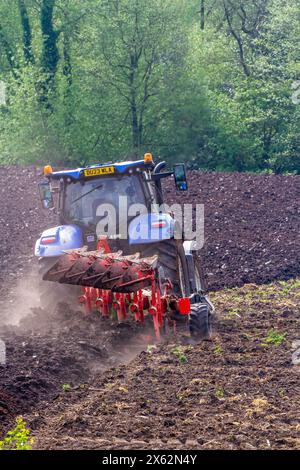 Ein Landwirt pflügt ein Feld, bevor er eine neue Ernte von Labyrinth in der Landschaft von Cheshire anbaut Stockfoto