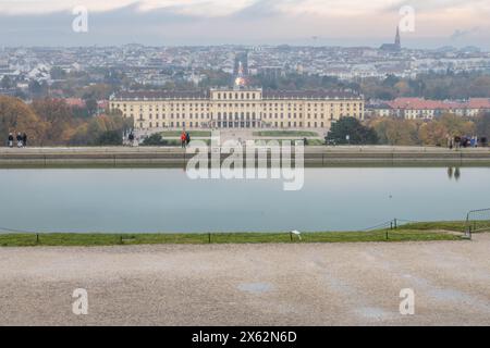 Blick auf Schloss Schönbrunn mit Blick vom Gloriett in Wien Stockfoto