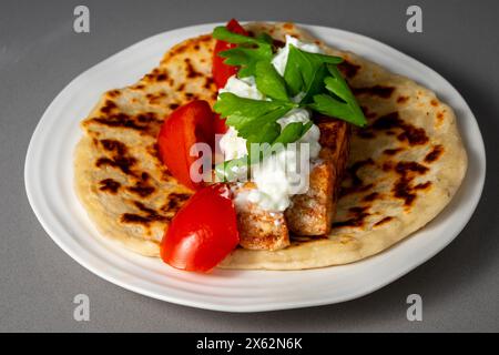 Griechischer Gyro mit gegrilltem Lachs, über dem Schuss Stockfoto