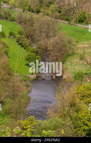 Fußgängerbrücke über den Fluss Wye im Monsal Dale Derbyshire Peak District vom Monsal Head Viadukt aus gesehen Stockfoto