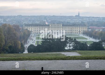 WIEN, ÖSTERREICH - 19. November 2023: Blick auf das berühmte Schloss Schönbrunn in Wien Stockfoto