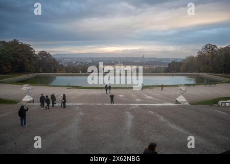 WIEN, ÖSTERREICH - 19. November 2023: Blick auf Schloss Schönbrunn vom Gloriett in Wien Stockfoto