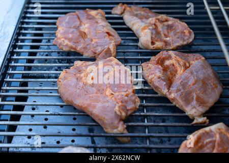 Ein Grill mit Fleisch drauf. Das Fleisch ist braun und hat viel Würze Stockfoto