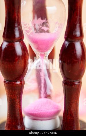 Pink Sand Sanduhr fließend, Zeit für Nachhaltigkeit Konzept, Nahaufnahme Stockfoto