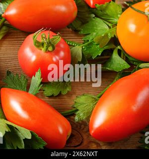 Gesunder Lebensmittelhintergrund. Tomaten auf einem alten Holztisch. Flache Lage, Draufsicht. Stockfoto