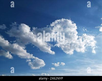 Ein wunderschoener wunderschöner Fruehlingstag Frühlingstag im Siegerland neigt sich dem Ende. Luftaufnahme, Wolkenstimmung am Himmel ueber dem Ort Siegen-Oberschelden. Der Himmel ist blau mit leichter Bewoelkung Bewölkung, Schönwetterwolken Schönwetterwolken. Fruehling Frühling im Siegerland am 12.05.2024 in Siegen/Deutschland. *** Ein schöner Frühlingstag im Siegerland geht zu Ende Luftaufnahme, Wolken am Himmel über der Stadt Siegen Oberschelden der Himmel ist blau mit leichten Wolken, Schönwetterwolken Schönwetterwolken Frühling im Siegerland am 12 05 2024 Zoll Stockfoto