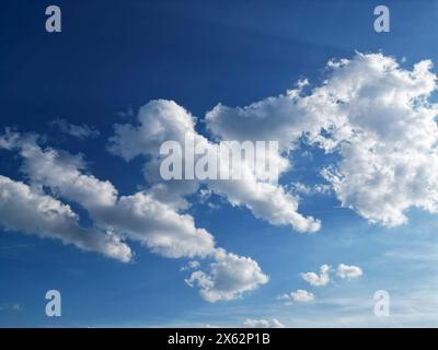 Ein wunderschoener wunderschöner Fruehlingstag Frühlingstag im Siegerland neigt sich dem Ende. Luftaufnahme, Wolkenstimmung am Himmel ueber dem Ort Siegen-Oberschelden. Der Himmel ist blau mit leichter Bewoelkung Bewölkung, Schönwetterwolken Schönwetterwolken. Fruehling Frühling im Siegerland am 12.05.2024 in Siegen/Deutschland. *** Ein schöner Frühlingstag im Siegerland geht zu Ende Luftaufnahme, Wolken am Himmel über der Stadt Siegen Oberschelden der Himmel ist blau mit leichten Wolken, Schönwetterwolken Schönwetterwolken Frühling im Siegerland am 12 05 2024 Zoll Stockfoto