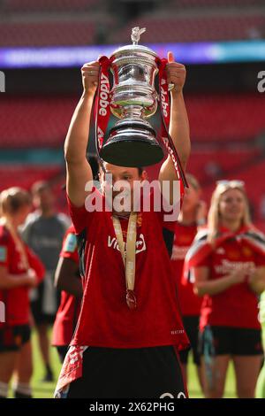 London, Großbritannien. Mai 2024. Rachel Williams von Manchester United Women mit der Trophäe beim Finale des Women's FA Cup zwischen Manchester United Women und Tottenham Hotpur Women im Wembley Stadium, London, England am 12. Mai 2024. Foto von Ken Sparks. Nur redaktionelle Verwendung, Lizenz für kommerzielle Nutzung erforderlich. Keine Verwendung bei Wetten, Spielen oder Publikationen eines einzelnen Clubs/einer Liga/eines Spielers. Quelle: UK Sports Pics Ltd/Alamy Live News Stockfoto