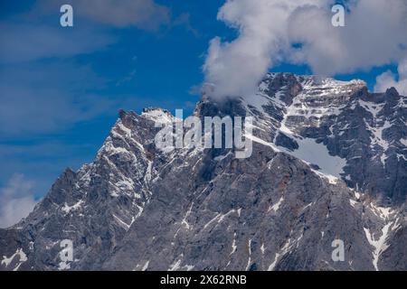 Zugspitze links und Wettersteingebirge vom Rastplatz Zugspitzblick am Fernpaß in Österreich gesehen. Das Wettersteingebirge, kurz auch Wetterstein genannt, ist eine Gebirgsgruppe der Nördlichen Kalkalpen im südlichen Deutschland und Westösterreich. Anteil haben der Freistaat Bayern und das Land Tirol. Das Gebirge erreicht seinen höchsten Punkt in der Zugspitze, mit einer Höhe von 2962 m der höchste Berg Deutschlands. *** Zugspitze links und Wettersteingebirge vom Rastplatz Zugspitzblick auf dem Fernpaß in Österreich aus gesehen. Das Wettersteingebirge, auch bekannt als Wetterstein f Stockfoto