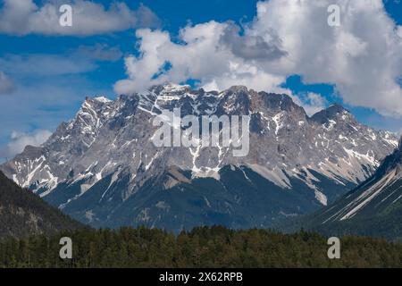 Zugspitze links und Wettersteingebirge vom Rastplatz Zugspitzblick am Fernpaß in Österreich gesehen. Das Wettersteingebirge, kurz auch Wetterstein genannt, ist eine Gebirgsgruppe der Nördlichen Kalkalpen im südlichen Deutschland und Westösterreich. Anteil haben der Freistaat Bayern und das Land Tirol. Das Gebirge erreicht seinen höchsten Punkt in der Zugspitze, mit einer Höhe von 2962 m der höchste Berg Deutschlands. *** Zugspitze links und Wettersteingebirge vom Rastplatz Zugspitzblick auf dem Fernpaß in Österreich aus gesehen. Das Wettersteingebirge, auch bekannt als Wetterstein f Stockfoto