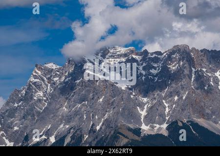 Zugspitze links und Wettersteingebirge vom Rastplatz Zugspitzblick am Fernpaß in Österreich gesehen. Das Wettersteingebirge, kurz auch Wetterstein genannt, ist eine Gebirgsgruppe der Nördlichen Kalkalpen im südlichen Deutschland und Westösterreich. Anteil haben der Freistaat Bayern und das Land Tirol. Das Gebirge erreicht seinen höchsten Punkt in der Zugspitze, mit einer Höhe von 2962 m der höchste Berg Deutschlands. *** Zugspitze links und Wettersteingebirge vom Rastplatz Zugspitzblick auf dem Fernpaß in Österreich aus gesehen. Das Wettersteingebirge, auch bekannt als Wetterstein f Stockfoto