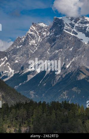 Zugspitze links und Wettersteingebirge vom Rastplatz Zugspitzblick am Fernpaß in Österreich gesehen. Das Wettersteingebirge, kurz auch Wetterstein genannt, ist eine Gebirgsgruppe der Nördlichen Kalkalpen im südlichen Deutschland und Westösterreich. Anteil haben der Freistaat Bayern und das Land Tirol. Das Gebirge erreicht seinen höchsten Punkt in der Zugspitze, mit einer Höhe von 2962 m der höchste Berg Deutschlands. *** Zugspitze links und Wettersteingebirge vom Rastplatz Zugspitzblick auf dem Fernpaß in Österreich aus gesehen. Das Wettersteingebirge, auch bekannt als Wetterstein f Stockfoto