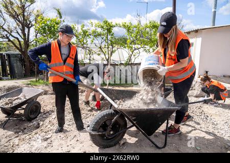 Hostomel, Oblast Kiew, Ukraine. Mai 2024. Freiwillige Helfer von Brave arbeiten an der Säuberung und dem Wiederaufbau von Häusern, die vom russischen Militär zu Beginn der vollständigen Invasion der Ukraine in Hostomel nahe der Hauptstadt Kiew zerstört wurden. (Kreditbild: © Andreas Stroh/ZUMA Press Wire) NUR REDAKTIONELLE VERWENDUNG! Nicht für kommerzielle ZWECKE! Stockfoto