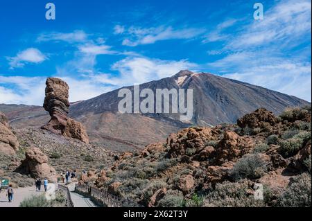 Der Berg Pico del Teide an einem sonnigen Tag mit blauem Himmel Stockfoto