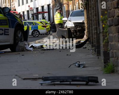 Camden, London, UK.12. Mai 2024. Die Polizei sperrte einen Abschnitt der Kentish Town Road ab, nachdem ein Polizeiauto mit einem Fahrzeug kollidiert war. Stockfoto