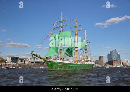 Hamburg, Deutschland. Mai 2024. Das Jugendsegel-Ausbildungsschiff Alexander von Humboldt II und andere Schiffe segeln während der Abfahrtsparade zum 835. Hamburger Hafengeburtstag entlang der Elbe im Hafen. Im Hintergrund ist die Elbphilharmonie zu sehen. Die Hamburger betrachten den 7. Mai 1189 als Geburtsdatum ihres Hafens – damals erhielten die Bürger für ihre Schiffe auf der Elbe von der Stadt bis zur Nordsee zollfrei. Quelle: Georg Wendt/dpa/Alamy Live News Stockfoto