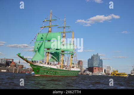 Hamburg, Deutschland. Mai 2024. Das Jugendsegel-Ausbildungsschiff Alexander von Humboldt II und andere Schiffe segeln während der Abfahrtsparade zum 835. Hamburger Hafengeburtstag entlang der Elbe im Hafen. Im Hintergrund ist die Elbphilharmonie zu sehen. Die Hamburger betrachten den 7. Mai 1189 als Geburtsdatum ihres Hafens – damals erhielten die Bürger für ihre Schiffe auf der Elbe von der Stadt bis zur Nordsee zollfrei. Quelle: Georg Wendt/dpa/Alamy Live News Stockfoto