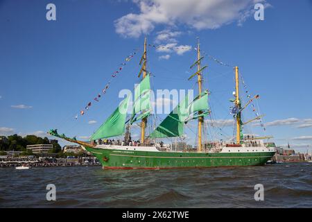 Hamburg, Deutschland. Mai 2024. Das Jugendsegel-Ausbildungsschiff Alexander von Humboldt II und andere Schiffe segeln während der Abfahrtsparade zum 835. Hamburger Hafengeburtstag entlang der Elbe im Hafen. Im Hintergrund ist die Elbphilharmonie zu sehen. Die Hamburger betrachten den 7. Mai 1189 als Geburtsdatum ihres Hafens – damals erhielten die Bürger für ihre Schiffe auf der Elbe von der Stadt bis zur Nordsee zollfrei. Quelle: Georg Wendt/dpa/Alamy Live News Stockfoto