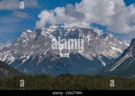 Zugspitze (links) und Wettersteingebirge vom Rastplatz Zugspitzblick am Fernpass in Österreich aus gesehen. Stockfoto