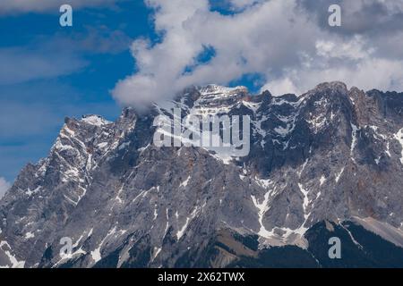 Zugspitze (links) und Wettersteingebirge vom Rastplatz Zugspitzblick am Fernpass in Österreich aus gesehen. Stockfoto