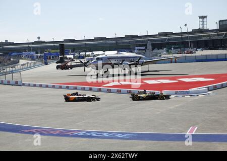 Deutschland, Berlin, 12. Mai 2024. Rennwagen auf der Rennstrecke aus Runde 10 der ABB FIA Formel E Championship 2023/24. Der Berlin E-Prix 2024 findet am 11. Und 12. Mai 2024 mit einem Doppelrennen zum zehnten Mal in Berlin statt. Die elektrische Rennserie 2023/2024 findet am ehemaligen Flughafen Tempelhof statt. Quelle: Sven Struck/Alamy Live News Stockfoto