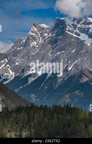 Zugspitze (links) und Wettersteingebirge vom Rastplatz Zugspitzblick am Fernpass in Österreich aus gesehen. Stockfoto