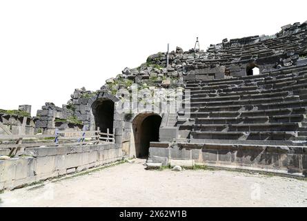 West Theatre of Umm Qais (Umm Qays)--ist eine Stadt im Norden Jordaniens in der Nähe der antiken Stadt Gadara, Jordanien. Auf weißem Hintergrund Stockfoto