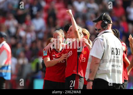 Wembley Stadium, London, Großbritannien. Mai 2024. Das Finale des FA Cup für Damen, Manchester United gegen Tottenham Hotspur; Maya Le Tissier und Millie Turner von Manchester United feiern den Sieg des Adobe Women's FA Cup. Beschreibung: Action Plus Sports/Alamy Live News Stockfoto