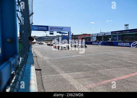 Deutschland, Berlin, 12. Mai 2024. Rennwagen auf der Rennstrecke aus Runde 10 der ABB FIA Formel E Championship 2023/24. Der Berlin E-Prix 2024 findet am 11. Und 12. Mai 2024 mit einem Doppelrennen zum zehnten Mal in Berlin statt. Die elektrische Rennserie 2023/2024 findet am ehemaligen Flughafen Tempelhof statt. Quelle: Sven Struck/Alamy Live News Stockfoto