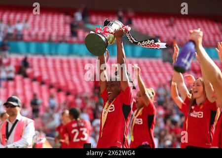 Wembley Stadium, London, Großbritannien. Mai 2024. Fußball des FA Cup der Damen, Manchester United gegen Tottenham Hotspur; Melvine Malard aus Manchester United mit der Siegertrophäe des Adobe FA Cup der Frauen. Beschreibung: Action Plus Sports/Alamy Live News Stockfoto