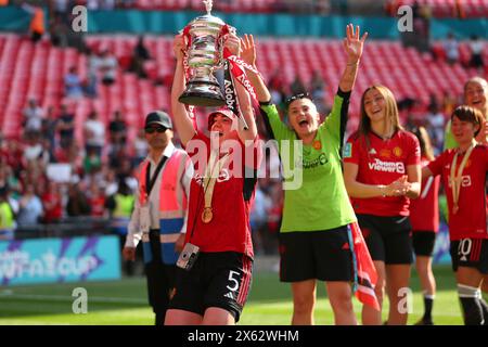 Wembley Stadium, London, Großbritannien. Mai 2024. Fußball des FA Cup der Damen, Manchester United gegen Tottenham Hotspur; Aoife Mannion von Manchester United mit der Siegertrophäe des Adobe FA Cup der Frauen. Beschreibung: Action Plus Sports/Alamy Live News Stockfoto