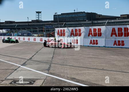 Deutschland, Berlin, 12. Mai 2024. Rennwagen auf der Rennstrecke aus Runde 10 der ABB FIA Formel E Championship 2023/24. Der Berlin E-Prix 2024 findet am 11. Und 12. Mai 2024 mit einem Doppelrennen zum zehnten Mal in Berlin statt. Die elektrische Rennserie 2023/2024 findet am ehemaligen Flughafen Tempelhof statt. Quelle: Sven Struck/Alamy Live News Stockfoto