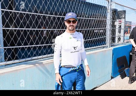 Deutschland, Berlin, 12. Mai 2024. Lucas di Grassi in der Startaufstellung vor dem Rennen auf der Rennstrecke aus Runde 10 der ABB FIA Formel E Championship 2023/24. Der Berlin E-Prix 2024 findet am 11. Und 12. Mai 2024 mit einem Doppelrennen zum zehnten Mal in Berlin statt. Die elektrische Rennserie 2023/2024 findet am ehemaligen Flughafen Tempelhof statt. Quelle: Sven Struck/Alamy Live News Stockfoto