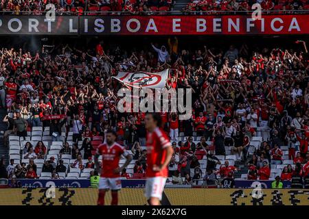 Lissabon, Portugal . Mai 2024. Estoril, Portugal, 12. Mai 2024: SL Benfica Fans in Aktion während des Liga Portugal Betclic Spiels zwischen SL Benfica gegen FC Arouca im Estadio da Luz, Lissabon, Portugal (João Bravo /SPP) Credit: SPP Sport Press Photo. /Alamy Live News Stockfoto