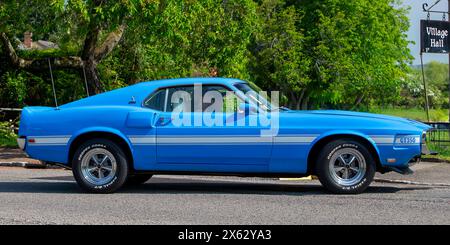 Stoke Goldington, Großbritannien - 12. Mai 2024:1969 blauer Ford Shelby Oldtimer, der auf einer britischen Straße fährt Stockfoto