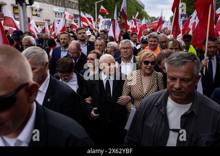 Warschau, Provinz Mazowien, Polen. Mai 2024. Der Präsident der Partei Recht und Gerechtigkeit Jaroslaw Kaczynski (Mitte), umgeben von seinen Kollegen während eines Protests gegen den Grünen Deal der Europäischen Union vor den EU-Parlamentswahlen in Warschau. Der Protest wurde von der unabhängigen Gewerkschaft „Solidarität“, Bauern, rechten und EU-feindlichen Bewegungen unter Beteiligung von Rechts- und Justizpolitikern und Bündnispolitikern organisiert. (Kreditbild: © Maciek Jazwiecki/ZUMA Press Wire) NUR REDAKTIONELLE VERWENDUNG! Nicht für kommerzielle ZWECKE! Stockfoto