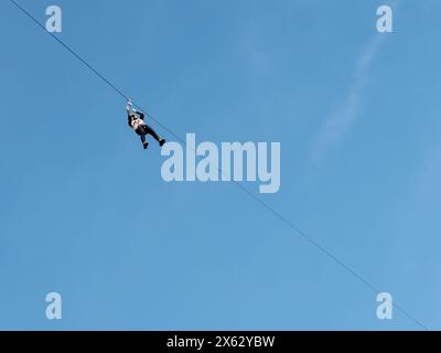 Clecy, Normandie Frankreich, 10. Mai 2024. Seilrutsche gegen den Himmel, Foto von unten, Schweizer Normandie in Clecy, Nordfrankreich. Gefährlicher Sport, Adren Stockfoto