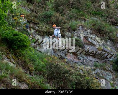 Clecy, Normandie Frankreich, 10. Mai 2024. Bergsteigen in der Schweizer Normandie in Clecy, Normandie, Nordfrankreich. Gefährlicher Sport, Adrenalin, Rela Stockfoto